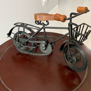 BLACK VINTAGE BICYCLE